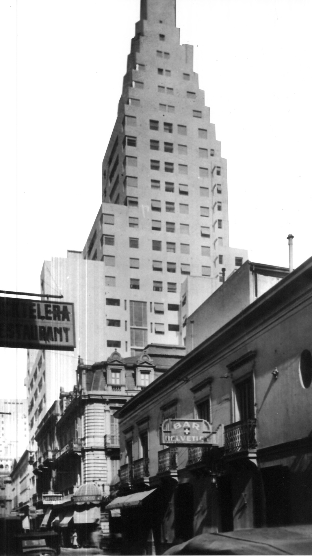 Edificio Safico visto desde la calle, fotograf&iacute;a hist&oacute;rica en blanco y negro